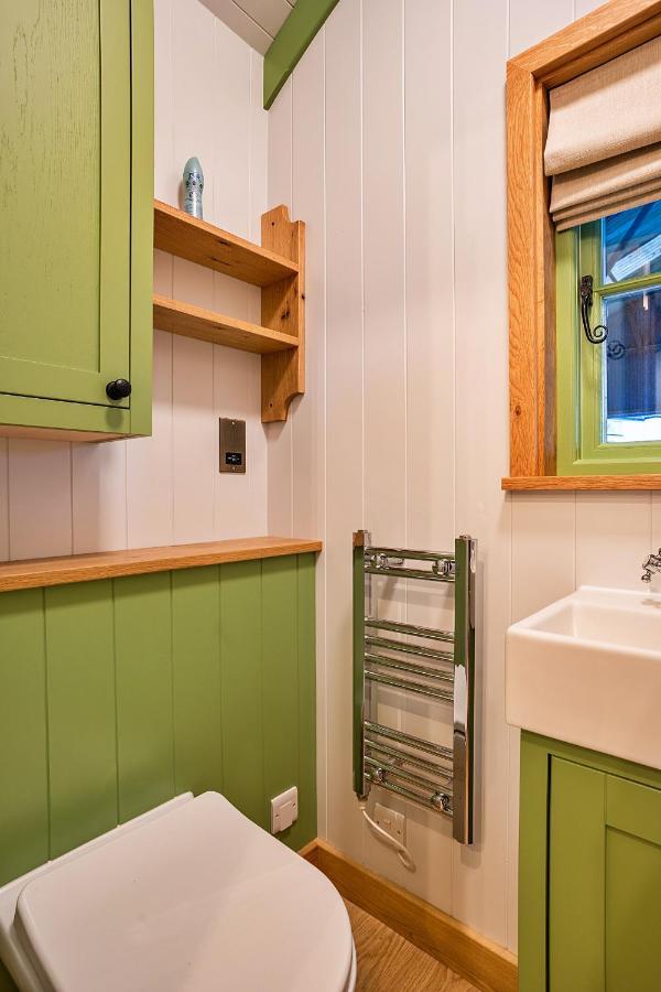 Finest Retreats - The Shepherd'S Hut At Northcombe Farm Beaworthy Екстериор снимка
