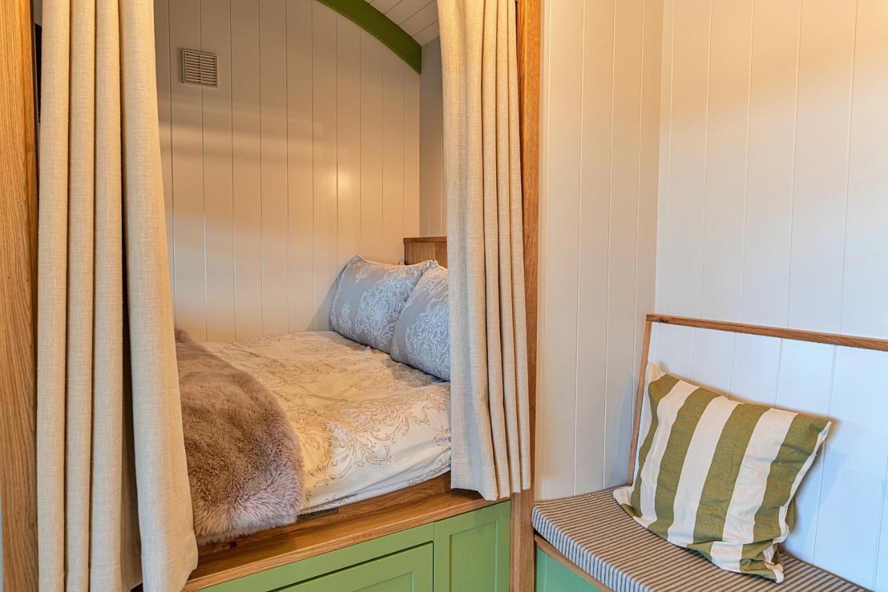 Finest Retreats - The Shepherd'S Hut At Northcombe Farm Beaworthy Екстериор снимка