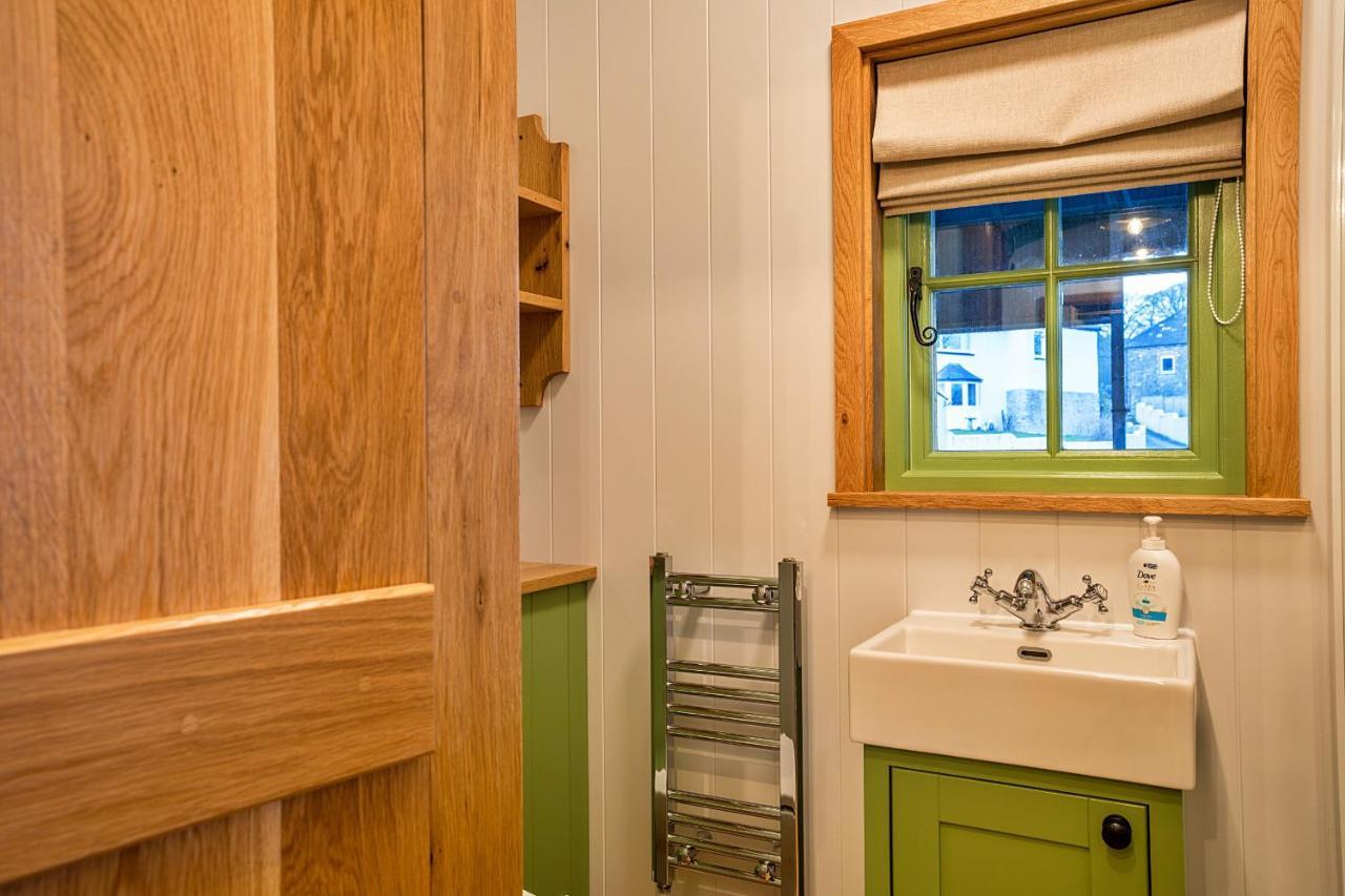 Finest Retreats - The Shepherd'S Hut At Northcombe Farm Beaworthy Екстериор снимка