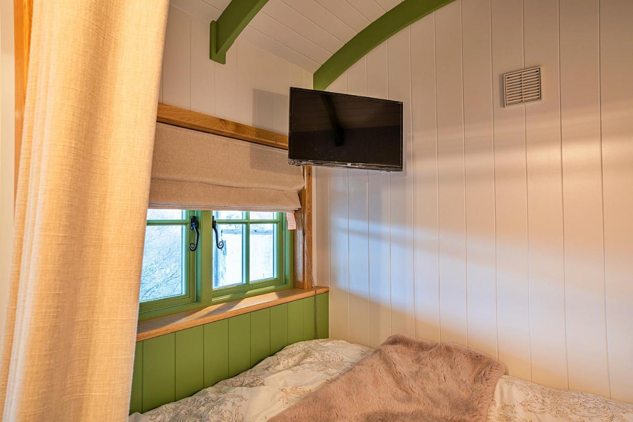 Finest Retreats - The Shepherd'S Hut At Northcombe Farm Beaworthy Екстериор снимка